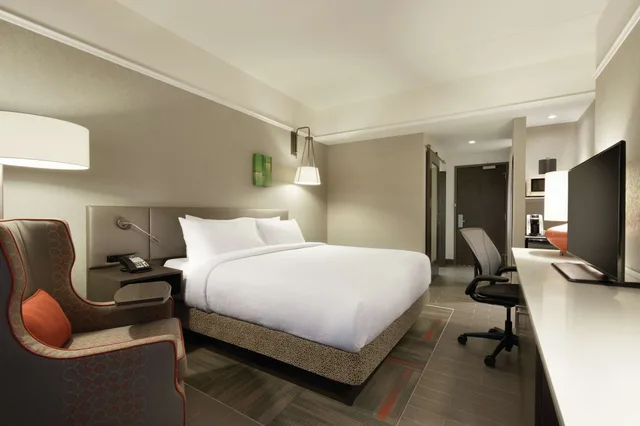 غرفة بزنس بسرير كينج، Hilton Garden Inn Calgary Downtown 4/5