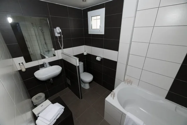 Room, Triple, 1 King and 1 Single Beds, Domaine de La Petite Isle 6/6