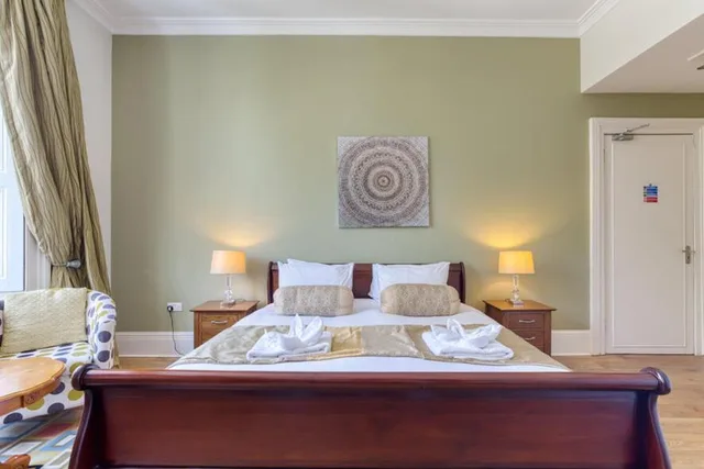 Room, Queen Bed, No.32 Hotel 1/2