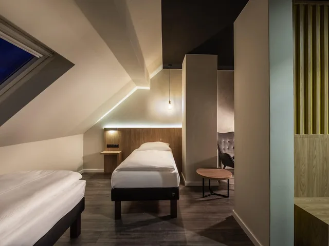 غرفة عائلية بسرير مزدوج وسريرين منفصلين، Ibis Styles Dresden Neustadt 1/3