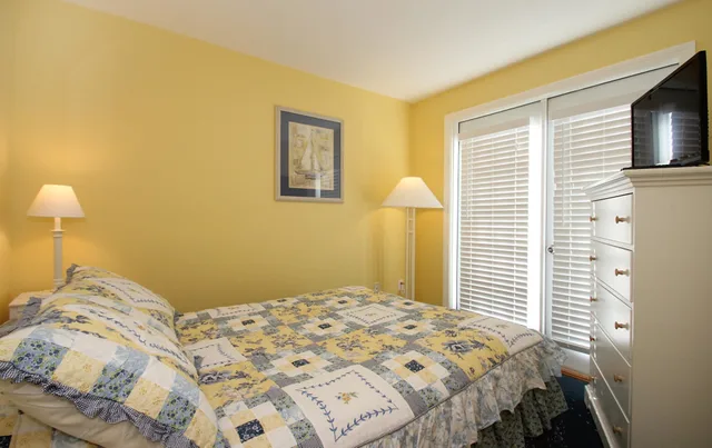 كوخ بسرير كوين بغرفة نوم واحدة مع أريكة، Colonial Acres Resort 2/6