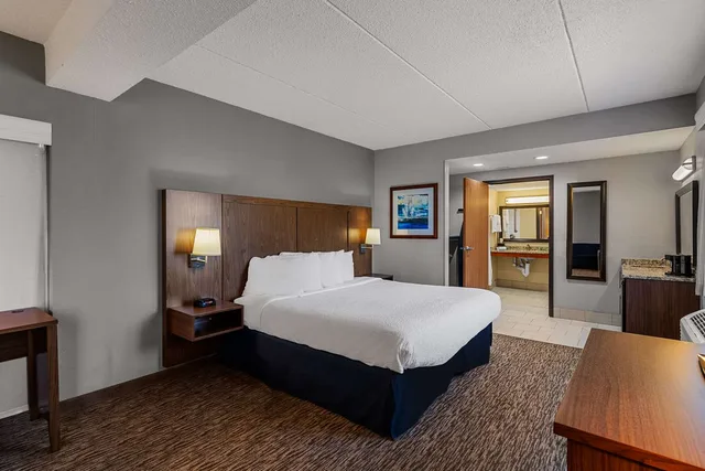 Suite, King Bed, Sofa, Balcony, Accessible, Best Western Bridgeview Hotel 1/4