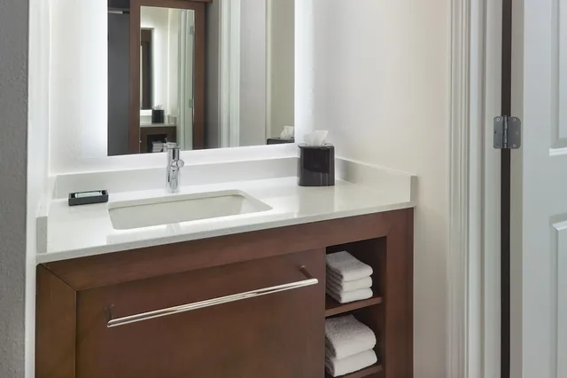 جناح بسرير كوين بغرفة نوم واحدة مع أريكة، Residence Inn by Marriott Washington, DC Downtown 4/4