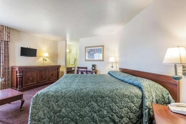 غرفة بسرير كينج لذوي الإعاقة، Rodeway Inn Magic Mountain Area 3/4