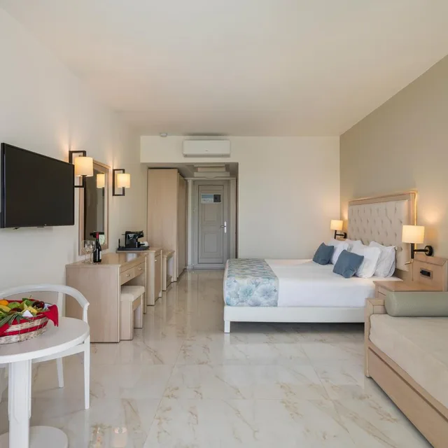 جناح جونيور بمسبح خاص، Vantaris Palace 1/2