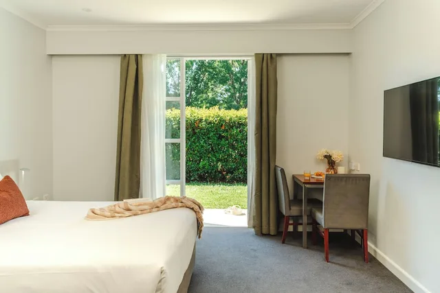 Courtyard, Studio, Apartment, Queen Bed، ABODE NARRABUNDAH 2/9