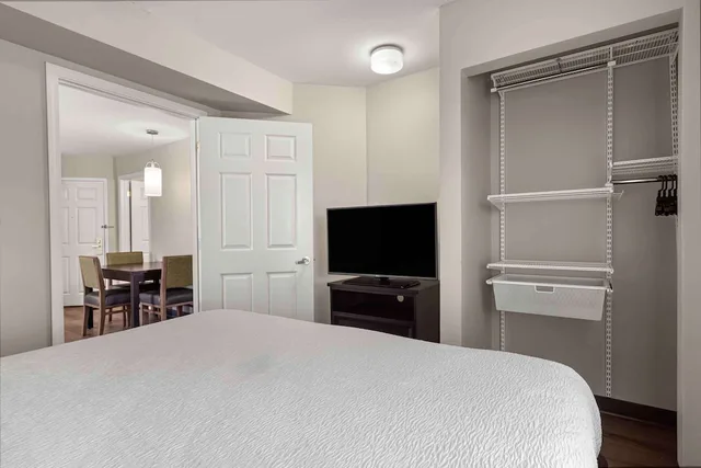 جناح سوبيريور بسرير كينج وسرير كوين بغرفتي نوم مع أريكة، Extended Stay America Suites - St Louis - Fenton 4/6