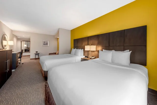 Room, 2 Queen Beds, Sofa, Comfort Suites Miami Airport North 3/9