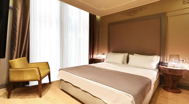 جناح جونيور، Taksim Premium Hotel 1/2