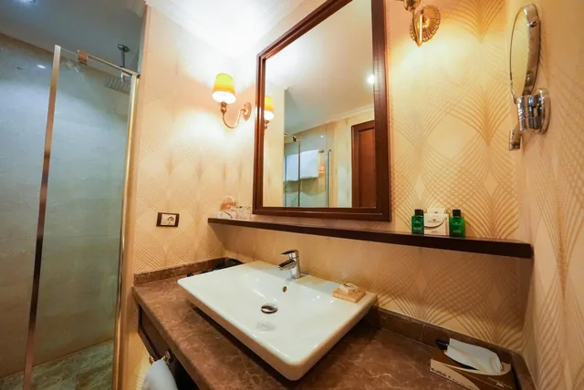 غرفة ديلوكس بسرير كينج وسرير كوين بإطلالة على البحر، Wellborn Luxury Hotel 9/9