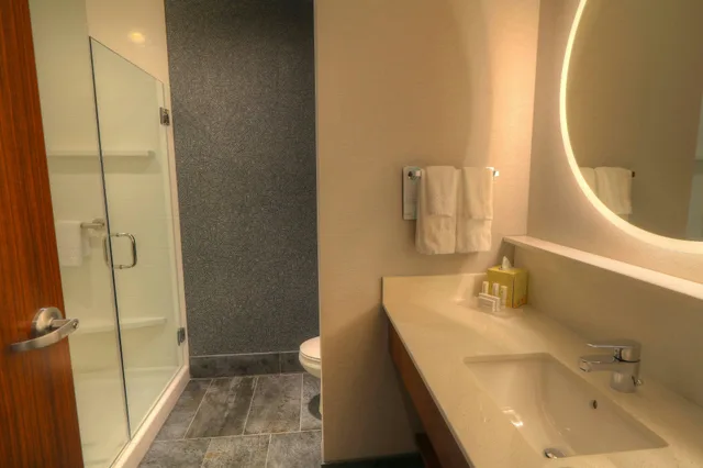 غرفة بسرير كينج، FAIRFIELD INN AND SUITES GATLINBURG DOWNTOWN 3/5