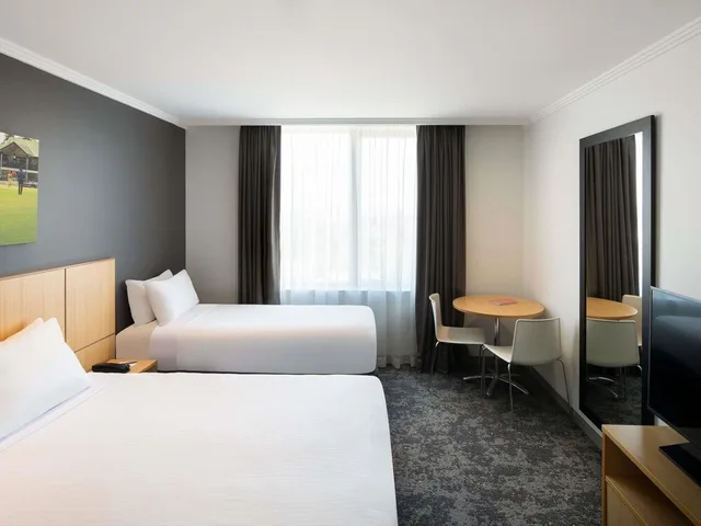 Standard, Triple, 1 King and 1 Single or 3 Single Beds، Mercure Sydney Bankstown 1/16