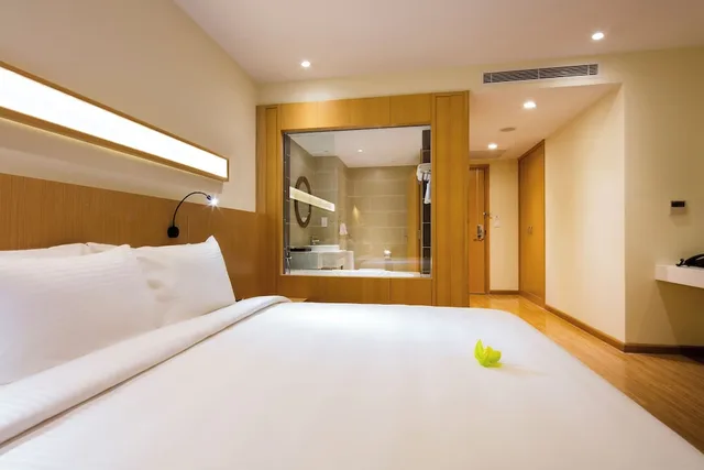 غرفة متصلة عائلية بسرير كينج وسريرين منفصلين بإطلالة على البحر، Starcity Bayfront Nha Trang Hotel 8/10
