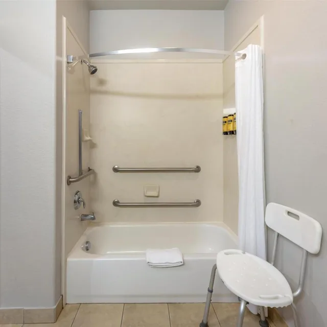 جناح بسرير كينج بغرفتين مع أريكة بمطبخ بحوض استحمام لذوي الإعاقة، Best Western Plus San Antonio East Inn and Suites 5/6