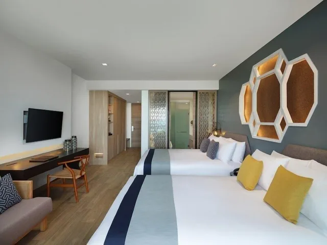 غرفة بريميير عائلية بسرير كينج وسرير كوين بإطلالة على البحر بشرفة، Avista Grande Phuket Karon MGallery 6/10