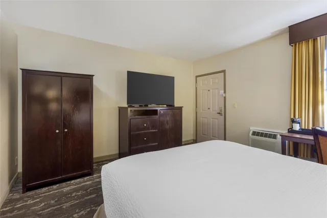 غرفة بسرير كوين بحوض استحمام لذوي الإعاقة، Best Western Frontier Motel 4/7