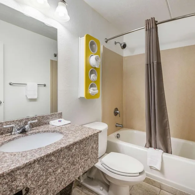 غرفة بسرير كينج لغير المدخنين، Motel6 Henderson, TX 10/10