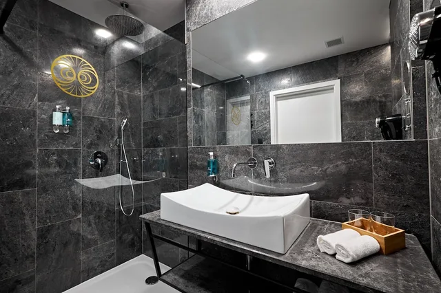 جناح بريميوم بسرير كينج بإطلالة على البحر مع أريكة بمطبخ صغير، Miramare Magnetic Beach Hotel 8/9