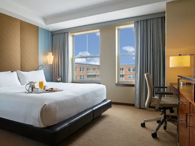 1 Bedroom, Suite, Queen Bed, Accessible, Battery Wharf Hotel Boston Waterfront 1/2