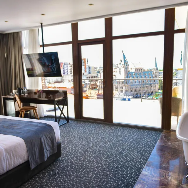 جناح جونيور بشرفة، Hotel Monarch 7/9