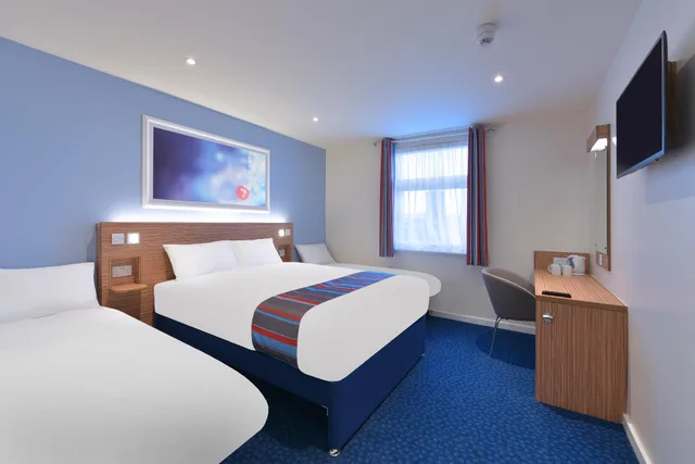 غرفة عائلية بسرير كينج وسريرين منفصلين، Travelodge Blackpool South Promenade 1/2