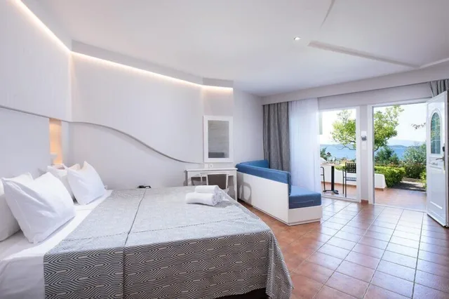 غرفة عائلية بسرير مزدوج بإطلالة على البحر مع أريكة، Alexandros Palace Hotel and Suites 1/9