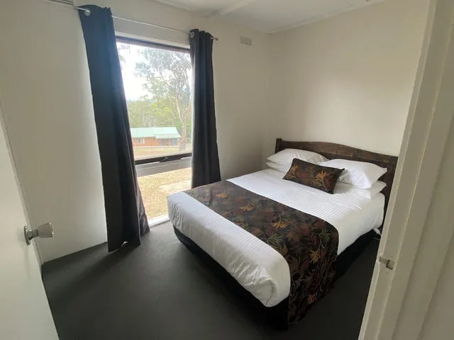 2 Bedrooms, Country, Basic, Cabin, Queen and Twin Beds, Kitchenette، Mansfield Country Resort 2/3