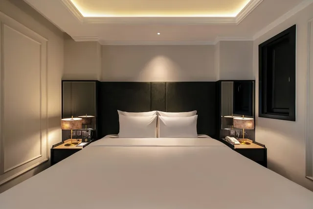 جناح بريميير بسرير كينج بإطلالة على المدينة بشرفة، Champton Hanoi Hotel 1/7