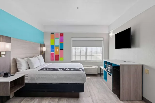 غرفة تنفيذية بسرير كينج مع أريكة، La Quinta Inn Suites Raymondville 1/7