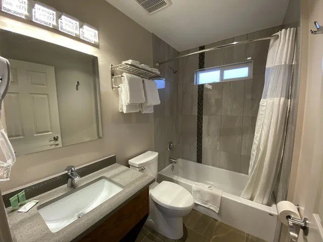 جناح بسريرين كوين بشرفة بغرفتي نوم مع أريكة، Sahara Courtyard Inn 3/3