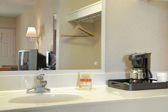 جناح بسريرين كوين وسرير كوين بغرفتي نوم، Days Inn by Wyndham Apple Valley Pigeon Forge/Sevierville 6/6