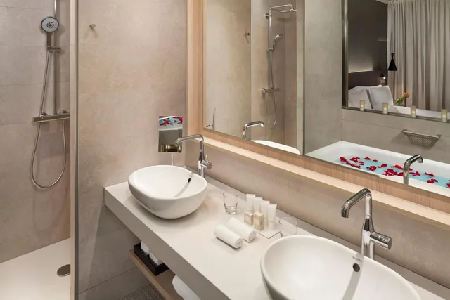 The Level, Suite, King Bed, Sea View, Sofa، The Level at Melia Barcelona Sky 4/5