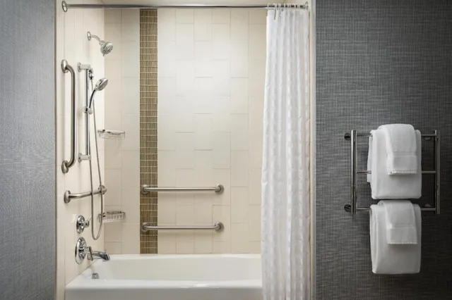 غرفة بسرير كينج مع أريكة بحوض استحمام لذوي الإعاقة، Hyatt Place Canton 2/2