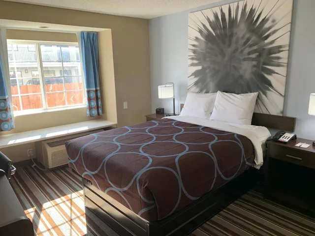 غرفة بسرير كوين بحوض استحمام لذوي الإعاقة، Super 8 by Wyndham Joliet 1/3
