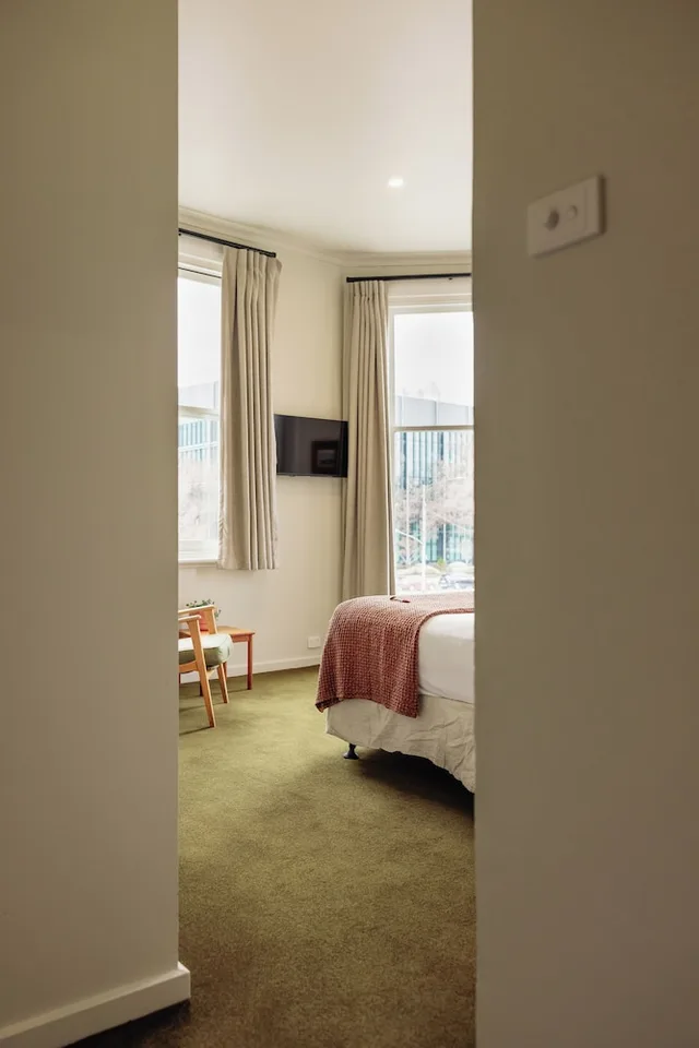 غرفة قياسية بسرير كوين، NAUGHTONS PARKVILLE HOTEL 6/9