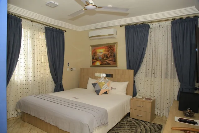 غرفة بريميير بسرير كينج بإطلالة على المسبح بحمام خاص، Bays Luxury Lodge 2/10