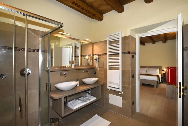 غرفة بسريرين منفصلين بإطلالة على الحديقة، Country House Le Palazzole 6/6