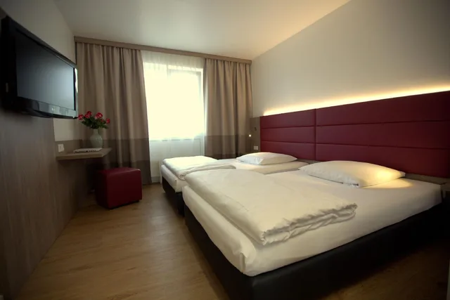 غرفة ثلاثية بسرير كوين وسرير فردي، AIRPORT HOTEL WALLDORF 1/1