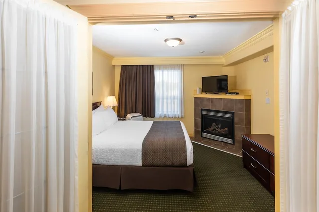 جناح بسرير كوين مع أريكة للمدخنين، Quality Inn & Suites Whitecourt 2/4