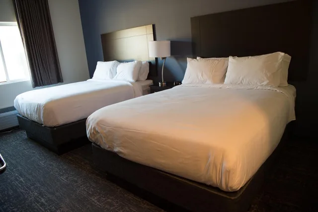 غرفة بسريرين كوين، Cobblestone Inn & Suites - Forest City 6/16