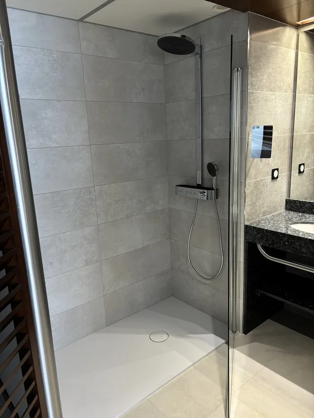 غرفة سوبيريور بسرير كوين بإطلالة على المرسى، HOTEL LE GRAND PAVOIS 6/7