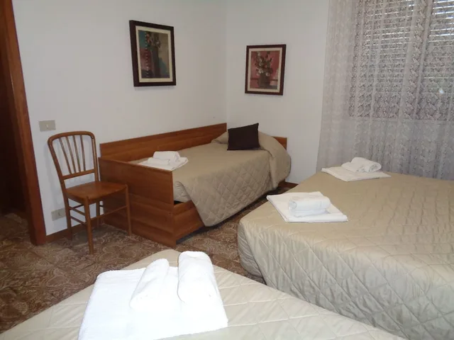 غرفة رباعية بسرير مزدوج وسريرين منفصلين، Hotel Rosati 1/3