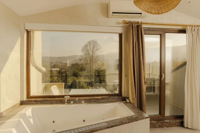 غرفة سوبيريور بسرير كينج بإطلالة على الحديقة بحوض جاكوزي، Lale Boutique Hotel 5/6