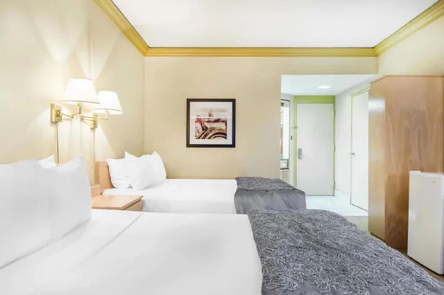 Room, 2 Queen Beds, Travelodge by Wyndham Trois-Rivieres 5/7