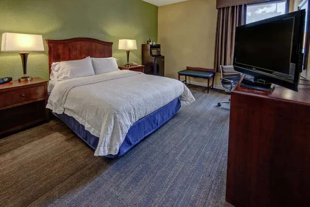 غرفة بسرير كوين بحوض استحمام لذوي الإعاقة، Hampton Inn Raleigh/Cary 4/7