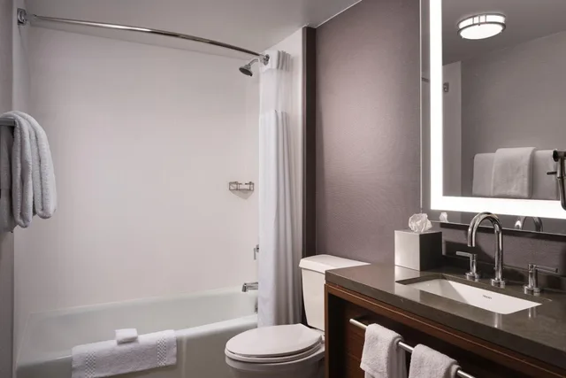غرفة بسريرين مزدوجين بحوض استحمام لذوي الإعاقة، Courtyard Los Angeles Century City Beverly Hills 2/3