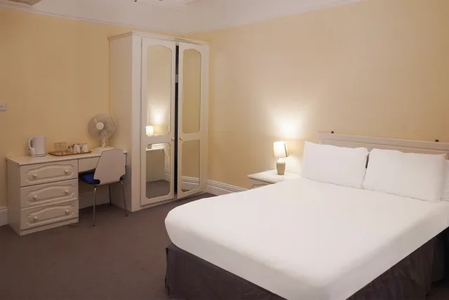 Deluxe Double Room, OYO Langford Hotel, Brighton & Hove 1/4