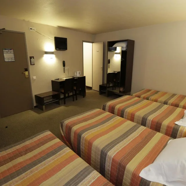 غرفة رباعية، Hotel Au Petit Caporal 2/9