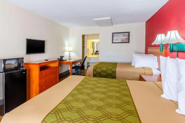 Room, 2 Double Beds, Econo Lodge Martinsville 3/4
