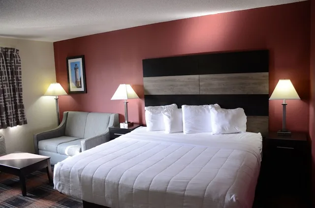 Executive, King Bed, Baymont by Wyndham Waupun 2/4